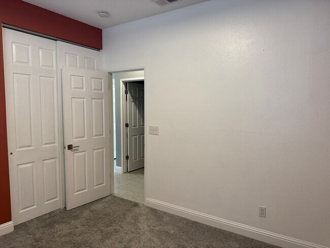 Building Photo - Clean Updated 3 Bedroom 2 Bathroom 1527 Sq...