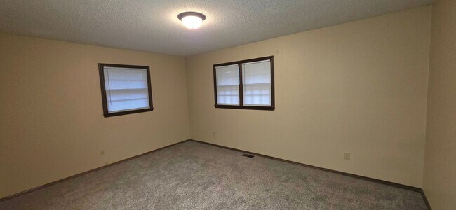 Building Photo - 4 Bedroom 2 Bathroom home in Willard Schools with a Huge Fenced Yard for $1,695!