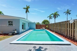 Building Photo - 5621 SW 38th Ct