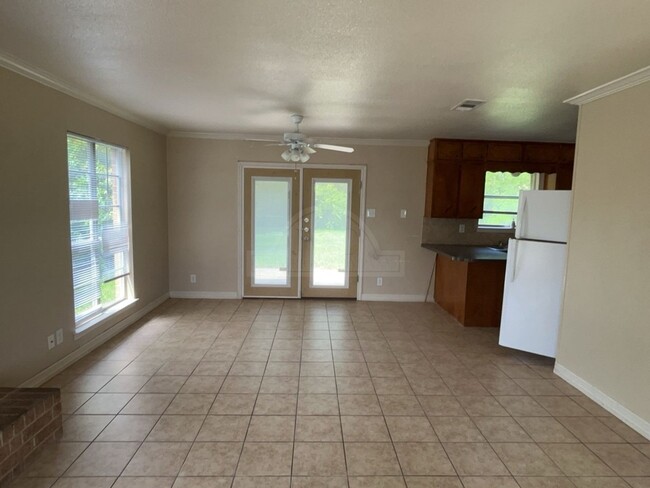 Building Photo - 2407 Buttercup Cir