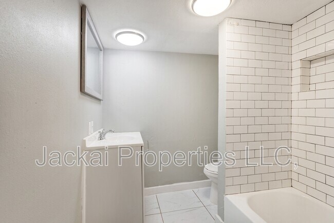 Building Photo - 929 Rice St