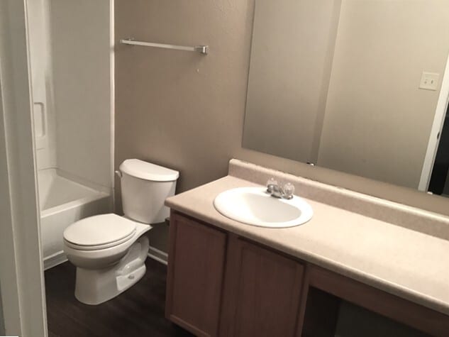 Building Photo - 991 Ravine Dr