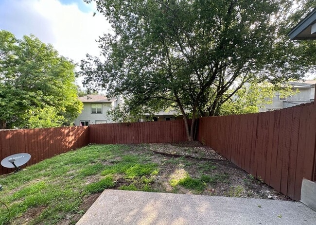 Building Photo - 3 BD/2.5 BA AVAILABLE IN GATED COMMUNITY I...