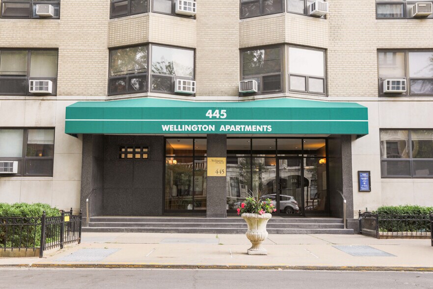 Primary Photo - 450 W Wellington Ave