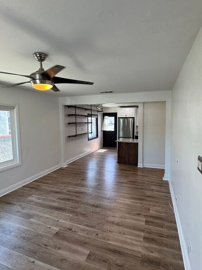 Building Photo - !! MOVE-IN SPECIAL !!  Bright Carson Front House Duplex with Modern Finishes