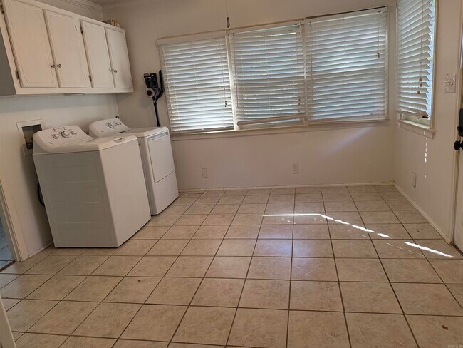 Building Photo - 507 W Elm Ave