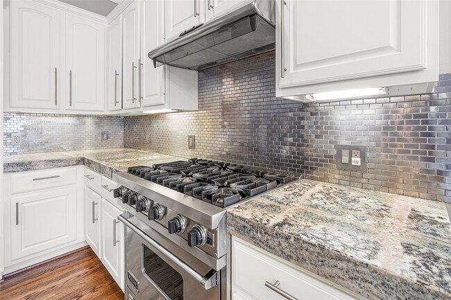 Building Photo - 112 White Dr