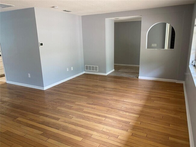 Building Photo - 701 Bluff View Dr