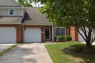 Building Photo - 2 Bedroom Townhome in Cypress Point North