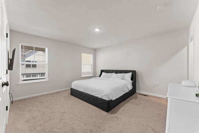 Building Photo - Elegant 3-Bedroom Home in Isaac Court. Available the Second Week of October!