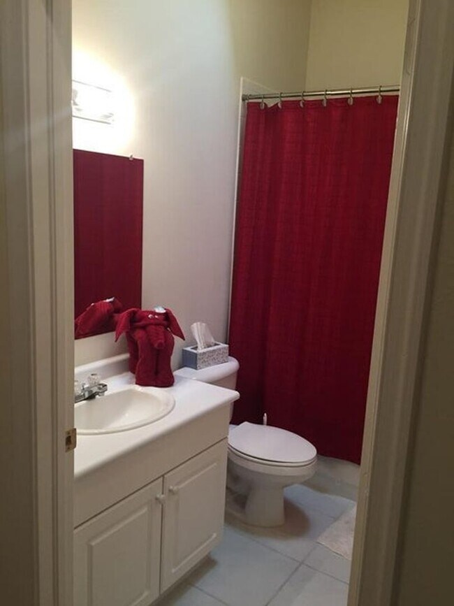 Building Photo - 619 NE 7th Ave