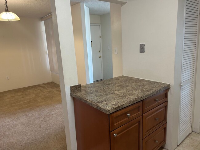 Building Photo - Available Mid April - Lovely 2/2 in in Alt...