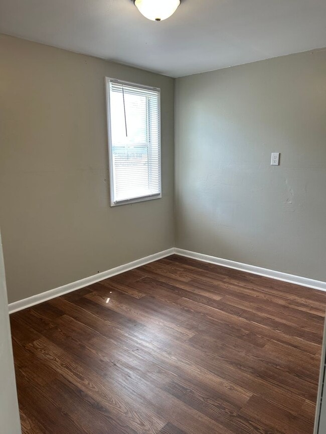 Building Photo - 1 bed + 1 bonus room apartment in Laurel