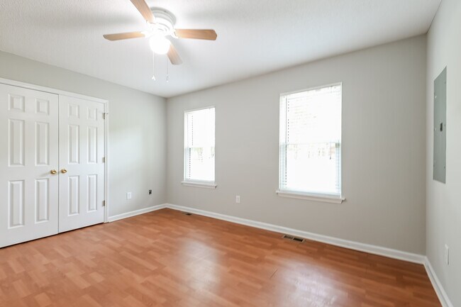 Building Photo - 737 E Maple Ln