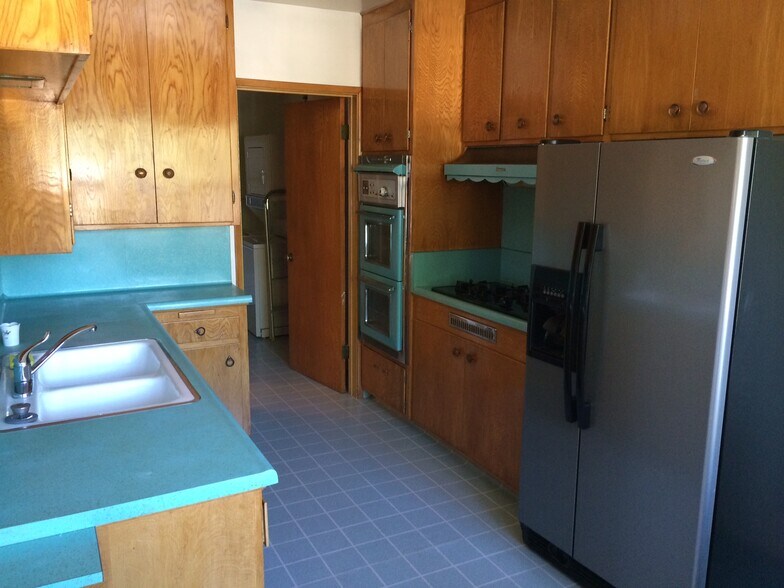 KITCHEN - 4327 Finley Ave