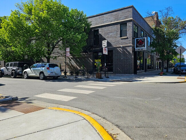 Building Photo - 3208 W Belle Plaine Ave