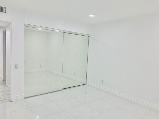 Building Photo - 5301 Balboa Blvd