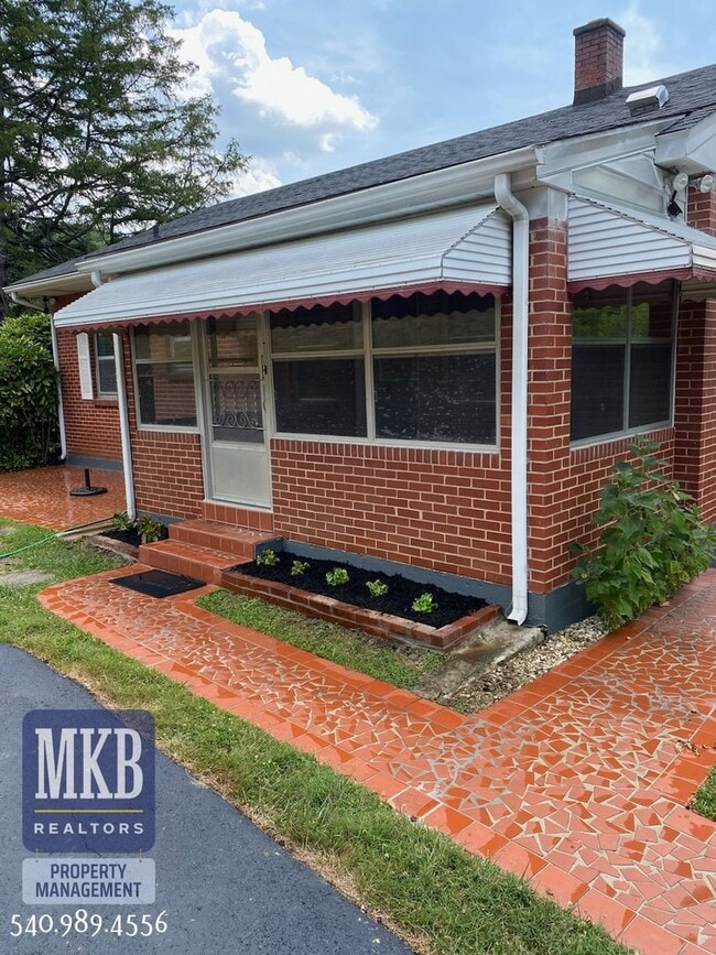 Building Photo - 2-Possibly 3 Bedroom completly remodeled h...