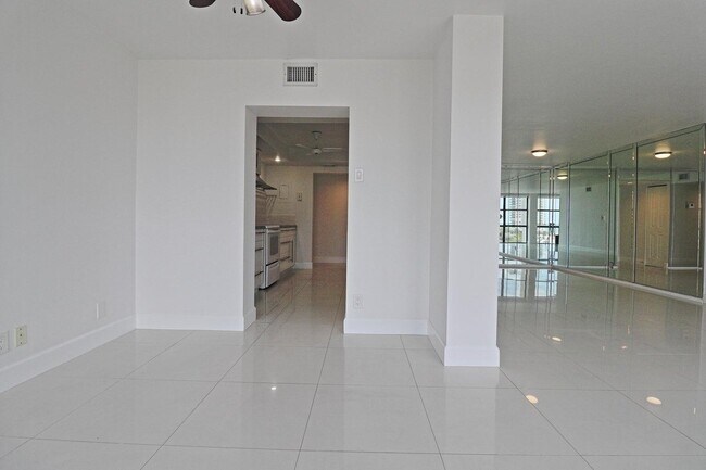 Building Photo - 800 Parkview Dr