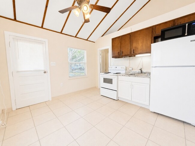 Building Photo - Convenient Downtown Living in a Bright and Comfortable 1-Bedroom Studi