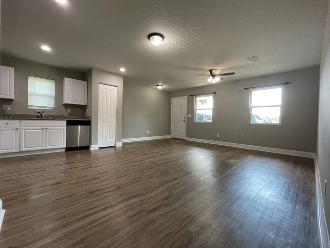 Building Photo - 6977 Lenox Ave