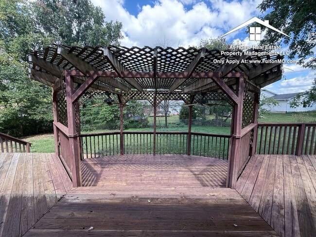 Building Photo - 511 Kleewood Dr