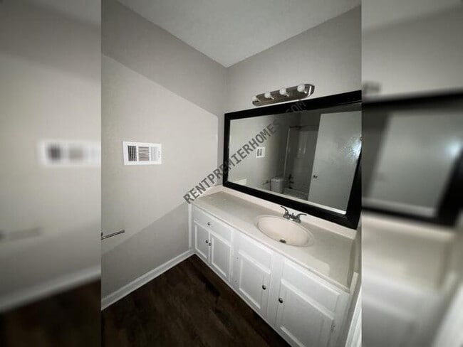 Building Photo - 205 Otter Pl