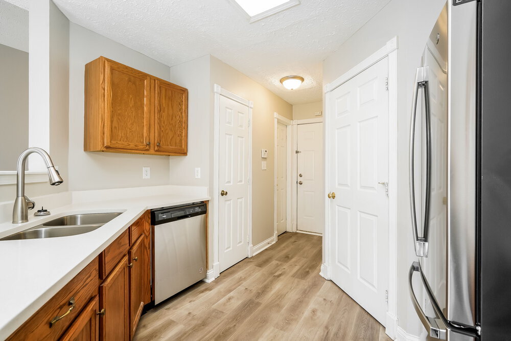 Building Photo - 4487 Connaught Dr E