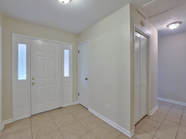 Building Photo - 805 Sandy Dr