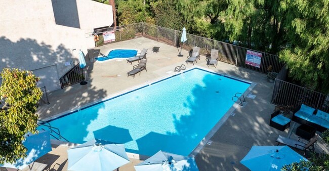 Building Photo - Stunning 1B/1.5BA Condo in Carlsbad w/ Golf Course Views!