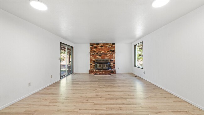 Building Photo - Stunning 4-Bedroom Modern Home in West Richland