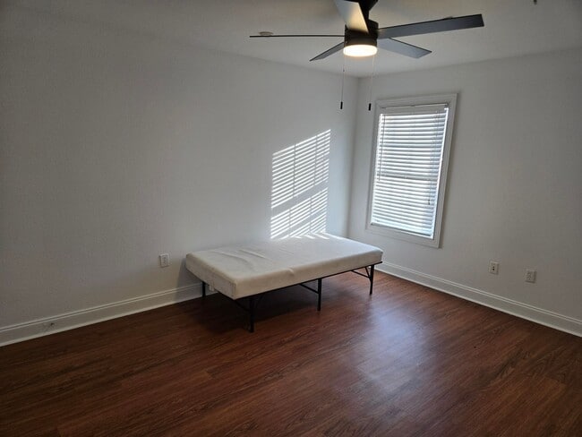 Building Photo - 802 W Longleaf Dr