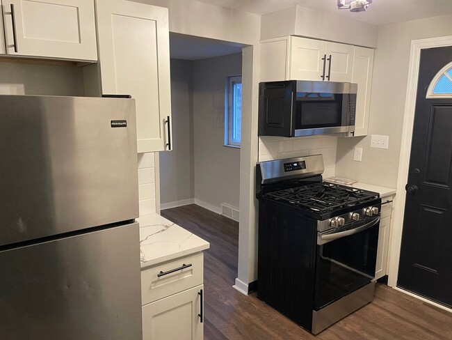 Building Photo - NEWLY UPDATED 2 BEDROOM / 1 BATH ATTACHED ...