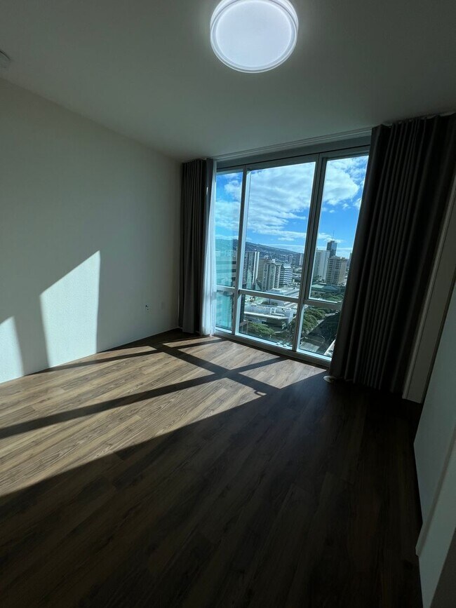 Building Photo - ** 2 BEDROOM 2 BATH** 2 covered PARKING, O...