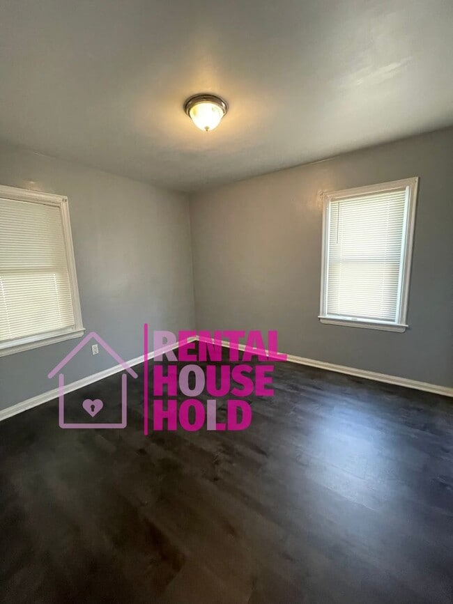 Building Photo - Cozy 3-Bedroom Bungalow for Rent: A Perfec...