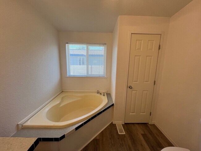 Building Photo - 1404 River Run Ln