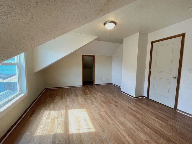 Building Photo - 4713 N Commercial Ave