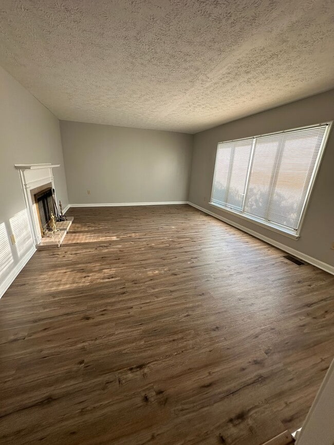 Building Photo - Super Duplex on Meridian Dr W.