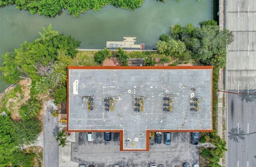 Building Photo - 1650 Pine Tree Ln