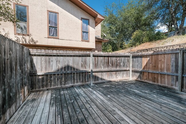 Building Photo - Renovated Condo with Great Location