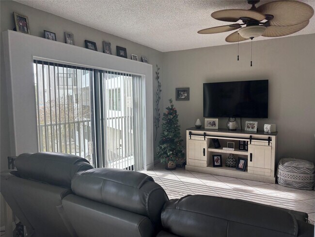 Building Photo - 900 River Reach Dr