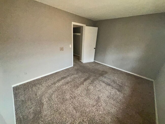 Building Photo - Excellent 1 Bed / 1 Bath located on Weathe...