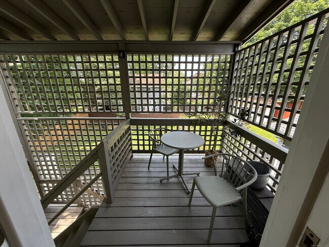 Building Photo - 37 Quintard Ave