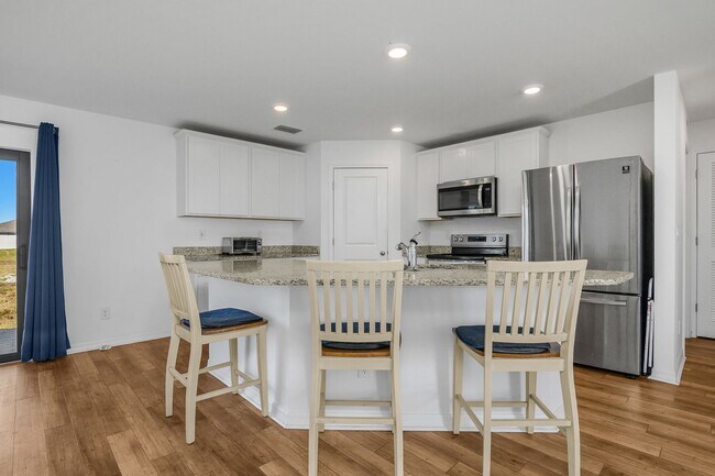 Building Photo - NOW AVAILABLE - 3/2 with 2 Car Garage in Mirror Lakes!