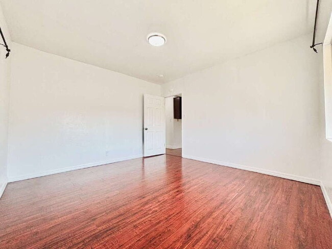 Building Photo - 2511 Ganahl St