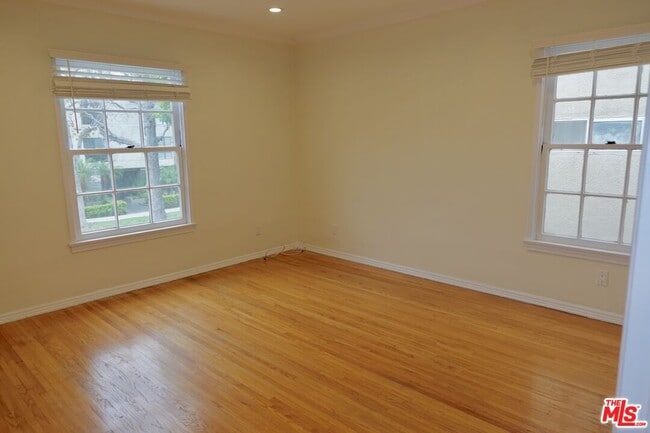 Building Photo - 906 Croft Ave