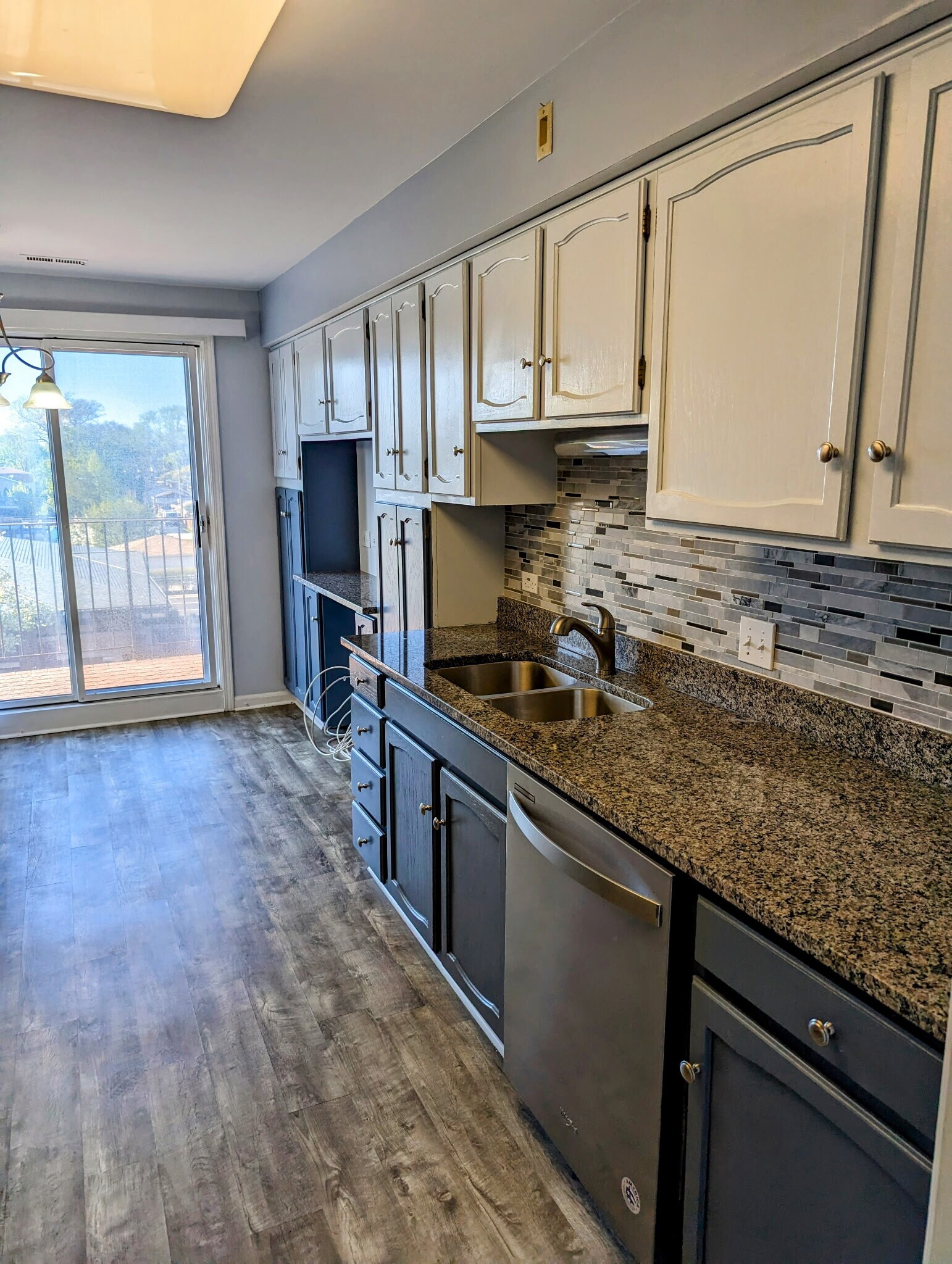 Kitchen - 5935 Lincoln Ave