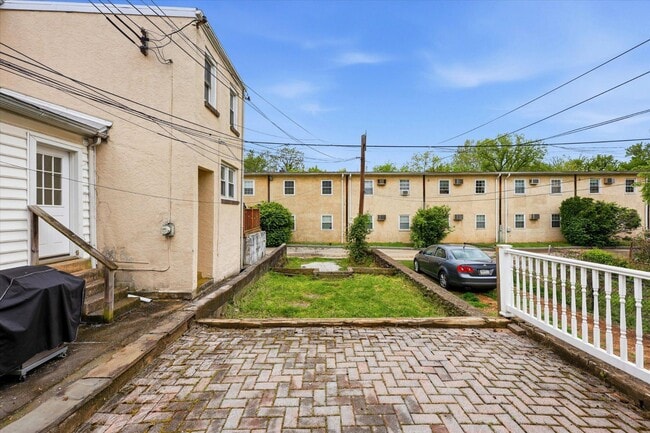 Building Photo - 104 Maple St