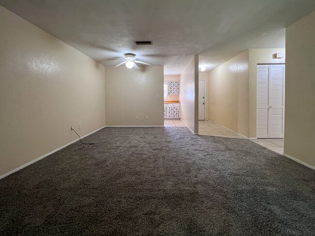 Building Photo - 2BR/1BA Apartment - Available NOW!