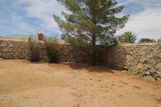 Building Photo - 10711 Ivanhoe Dr